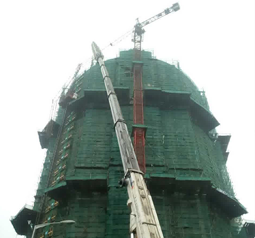阳城吊车在工地上作业